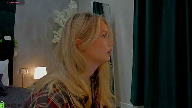 Melanie Ryer online show from 11-22-25, 01:04