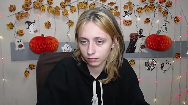 Snapshot of TracyLll chatting on 11-03-25, 12:06 TracyLll online show from 11-03-25, 12:06