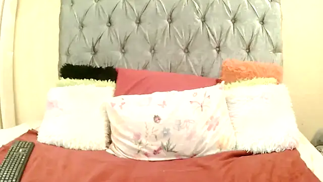 BubblegumBaddiexxxx online show from 01-05-26, 05:38