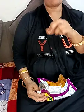 Sizzling Shreya online show from 10-29-25, 04:42