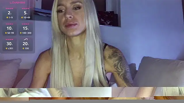 Snapshot of Lillaluvv9 chatting on 10-30-25, 12:01 Lillaluvv9 online show from 10-30-25, 12:01