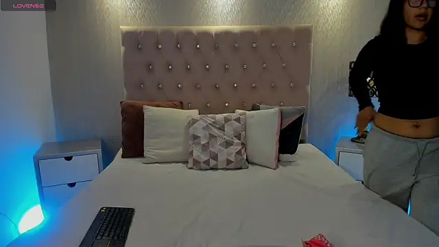 KamyGlam online show from 04-11-26, 08:35