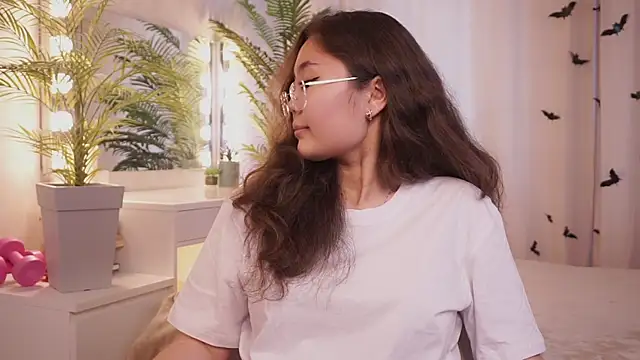 Snapshot of LeanoraBierod chatting on 10-29-25, 10:28 LeanoraBierod online show from 10-29-25, 10:28