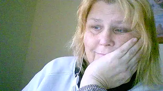 Snapshot of Sylviastar46 chatting on 11-19-25, 08:36 Sylviastar46 online show from 11-19-25, 08:36