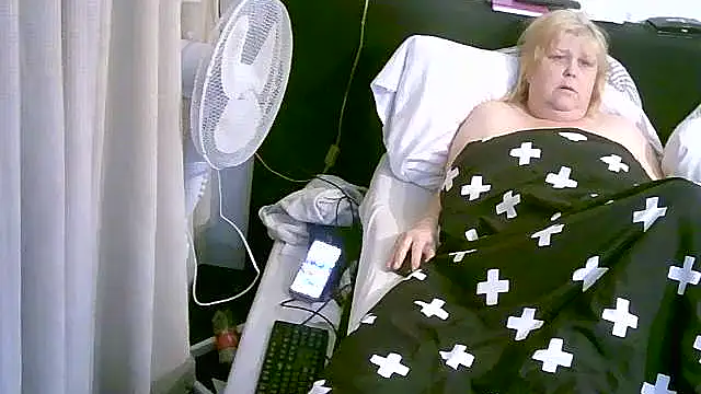 Snapshot of Sylviastar46 chatting on 11-19-25, 08:42 Sylviastar46 online show from 11-19-25, 08:42