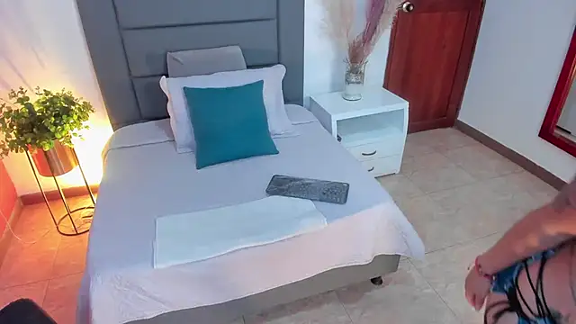 HannaaWells online show from 11-14-25, 02:32