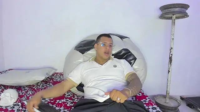 Snapshot of LucassFoster chatting on 11-12-25, 03:51 LucassFoster online show from 11-12-25, 03:51