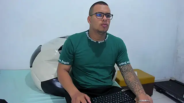 Snapshot of LucassFoster chatting on 11-24-25, 01:22 LucassFoster online show from 11-24-25, 01:22