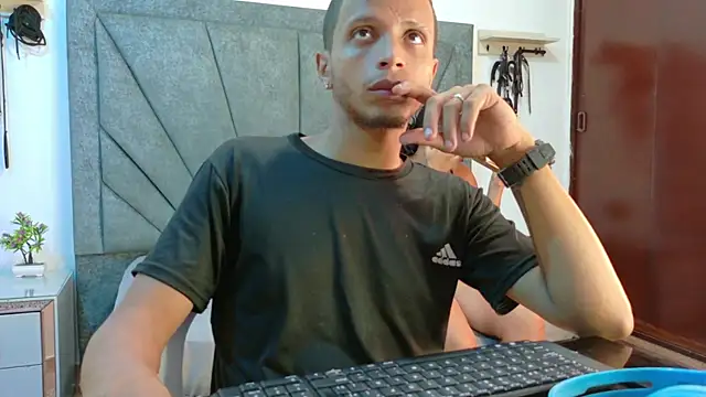 Snapshot of DamianandEva chatting on 06-16-26, 01:25 DamianandEva online show from 06-16-26, 01:25