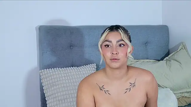 Snapshot of Elina_Hills chatting on 11-26-25, 02:07 Elina Hills online show from 11-26-25, 02:07