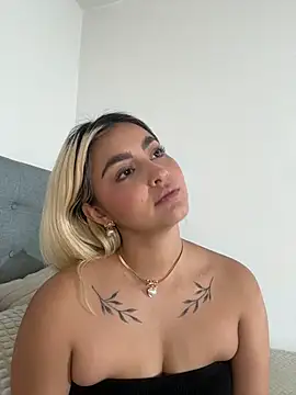 Snapshot of Elina_Hills chatting on 12-17-25, 02:45 Elina Hills online show from 12-17-25, 02:45