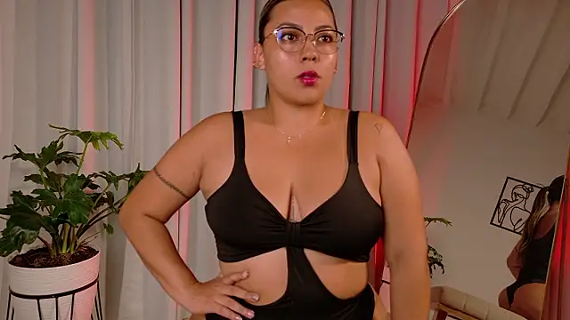 Snapshot of Zara_Nova chatting on 02-19-26, 02:40 Zara Nova online show from 02-19-26, 02:40