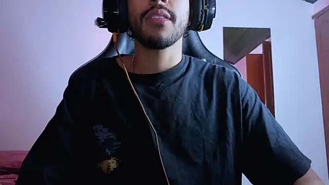 Snapshot of 3v1l chatting on 11-12-25, 12:22 3v1l online show from 11-12-25, 12:22