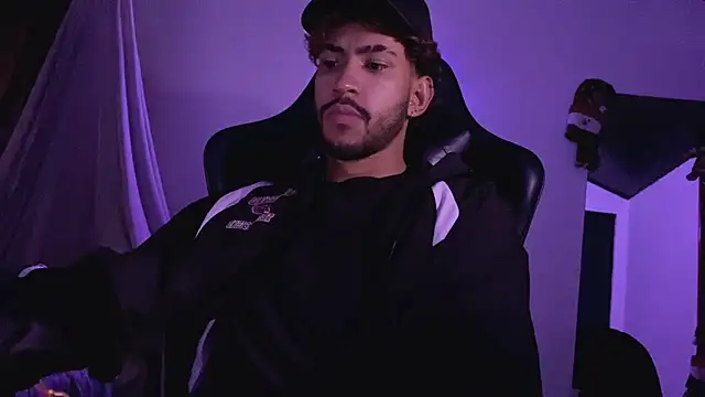 Snapshot of 3v1l chatting on 11-23-25, 10:09 3v1l online show from 11-23-25, 10:09