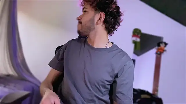 Snapshot of 3v1l chatting on 12-05-25, 05:42 3v1l online show from 12-05-25, 05:42