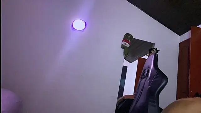 Snapshot of 3v1l chatting on 12-16-25, 07:46 3v1l online show from 12-16-25, 07:46