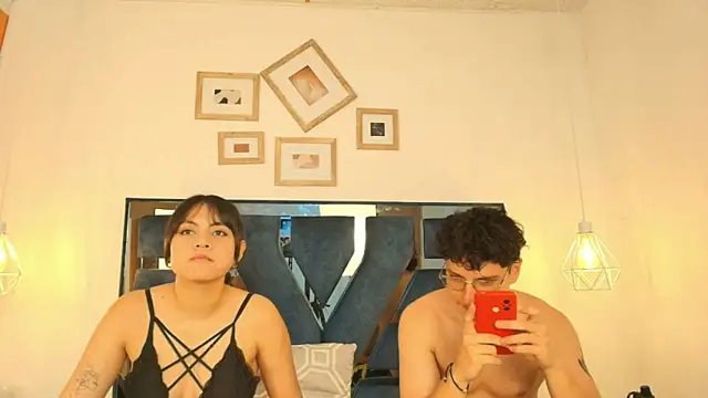 Snapshot of Zoe_And_Dylan_ chatting on 11-19-25, 12:27 Zoe And Dylan online show from 11-19-25, 12:27