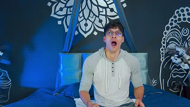 Snapshot of AlessioVitale chatting on 01-06-26, 12:09 AlessioVitale online show from 01-06-26, 12:09