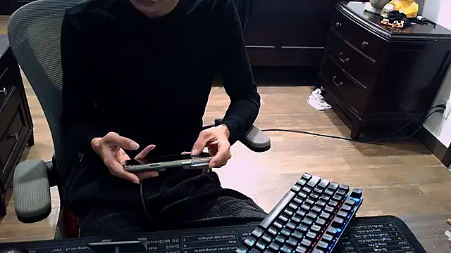 Snapshot of _lulu9999_ chatting on 12-15-25, 06:23 lulu9999 online show from 12-15-25, 06:23