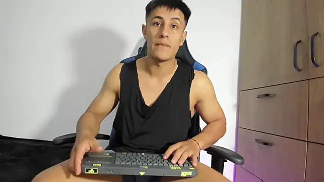 Snapshot of dorman_boy chatting on 02-06-26, 03:55 dorman boy online show from 02-06-26, 03:55