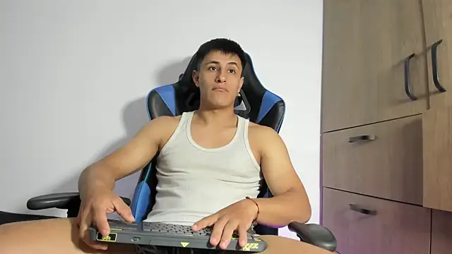 Snapshot of dorman_boy chatting on 02-10-26, 02:15 dorman boy online show from 02-10-26, 02:15