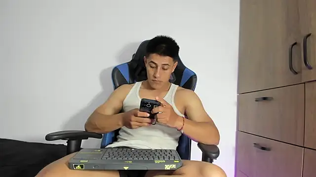 Snapshot of dorman_boy chatting on 02-26-26, 02:54 dorman boy online show from 02-26-26, 02:54