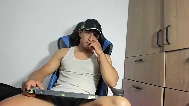 Snapshot of dorman_boy chatting on 03-12-26, 03:01 dorman boy online show from 03-12-26, 03:01