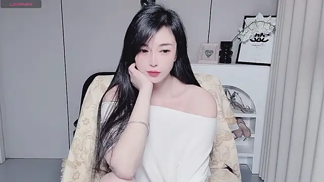 Snapshot of YunShan-33 chatting on 11-23-25, 01:44 YunShan-33 online show from 11-23-25, 01:44