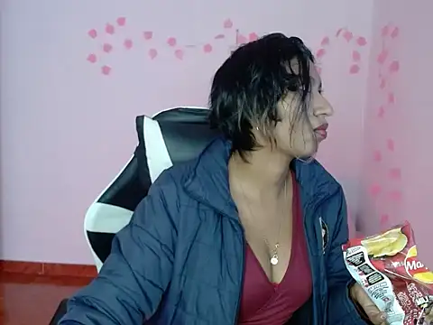 Snapshot of Samanta_777 chatting on 12-15-25, 08:24 Samanta 777 online show from 12-15-25, 08:24