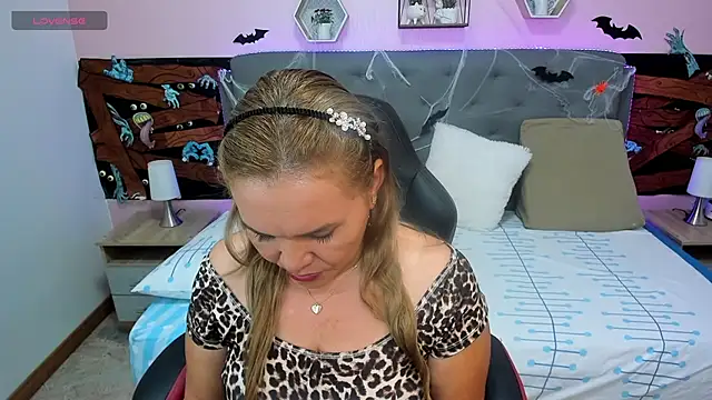  sarah lovely online show from 10-31-25, 03:13