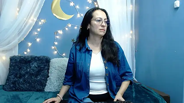 Snapshot of Lauryn_Jones chatting on 12-18-25, 04:57 Lauryn Jones online show from 12-18-25, 04:57