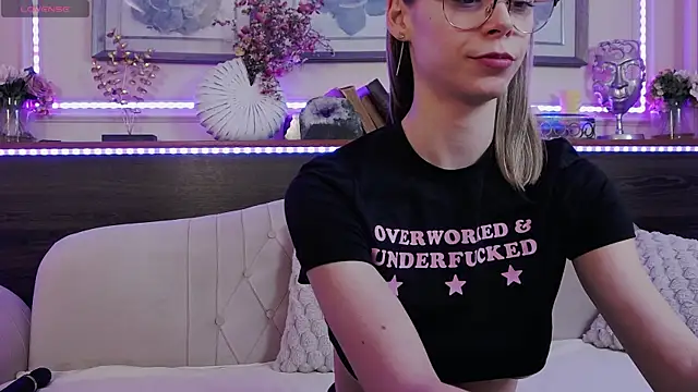 Snapshot of GracieCute chatting on 01-15-25, 10:17 GracieCute online show from 01-15-25, 10:17