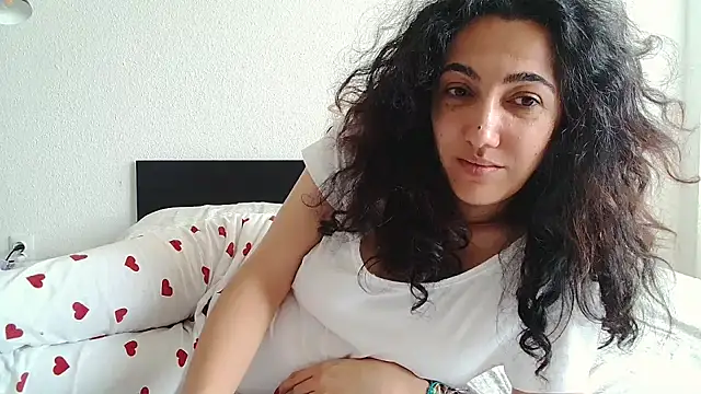 Snapshot of CharmingPearl chatting on 11-25-25, 10:15 CharmingPearl online show from 11-25-25, 10:15