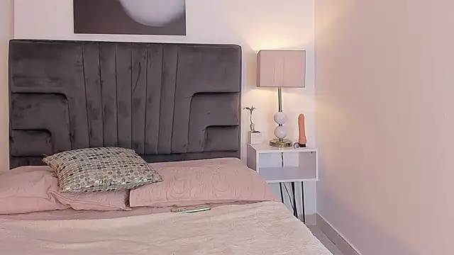 Snapshot of maddy__moon chatting on 11-27-25, 04:25 maddy moon online show from 11-27-25, 04:25