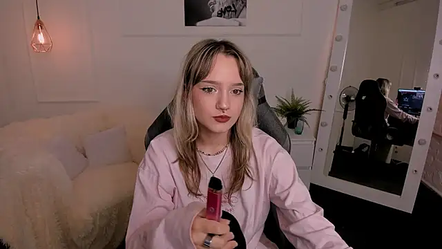 Snapshot of ElsiHill chatting on 11-02-25, 01:35 ElsiHill online show from 11-02-25, 01:35