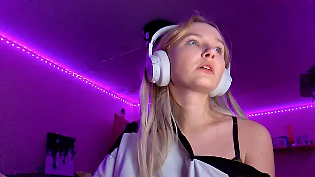 Snapshot of KarinRobertson chatting on 11-13-25, 06:18 KarinRobertson online show from 11-13-25, 06:18