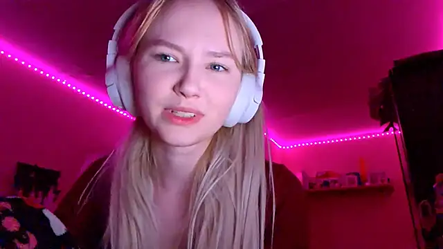 Snapshot of KarinRobertson chatting on 11-21-25, 06:50 KarinRobertson online show from 11-21-25, 06:50