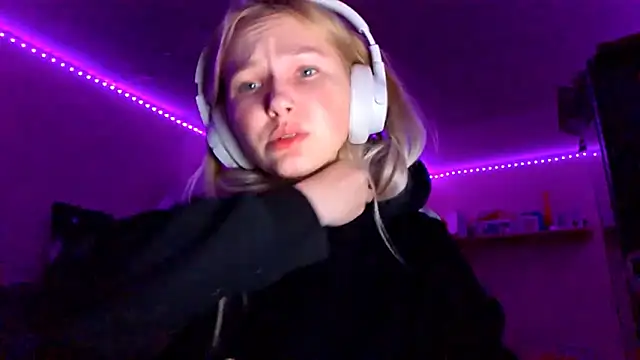 Snapshot of KarinRobertson chatting on 11-23-25, 06:30 KarinRobertson online show from 11-23-25, 06:30