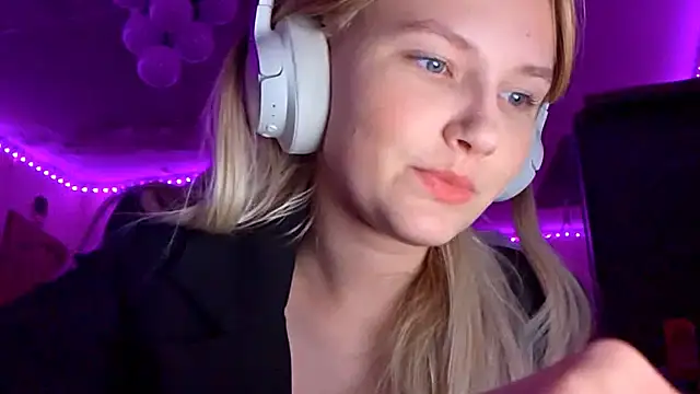 Snapshot of KarinRobertson chatting on 12-01-25, 06:35 KarinRobertson online show from 12-01-25, 06:35