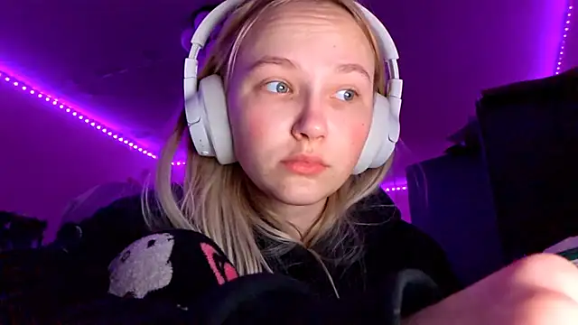 Snapshot of KarinRobertson chatting on 12-03-25, 04:16 KarinRobertson online show from 12-03-25, 04:16