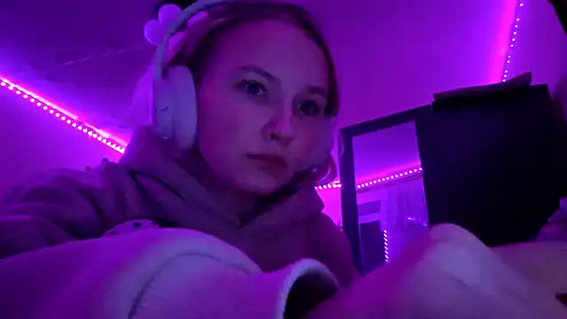 Snapshot of KarinRobertson chatting on 12-04-25, 06:27 KarinRobertson online show from 12-04-25, 06:27