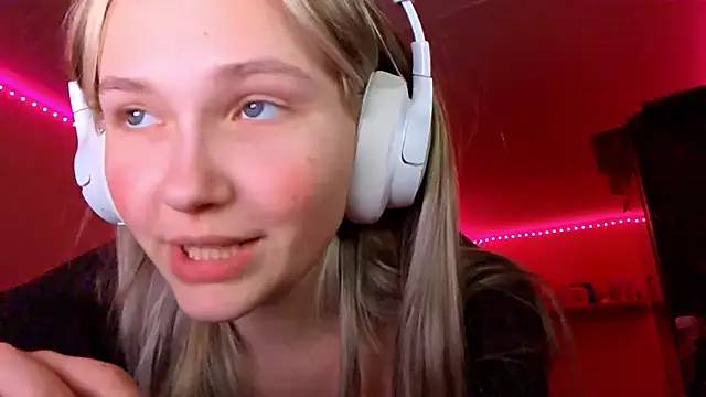 Snapshot of KarinRobertson chatting on 12-17-25, 04:24 KarinRobertson online show from 12-17-25, 04:24