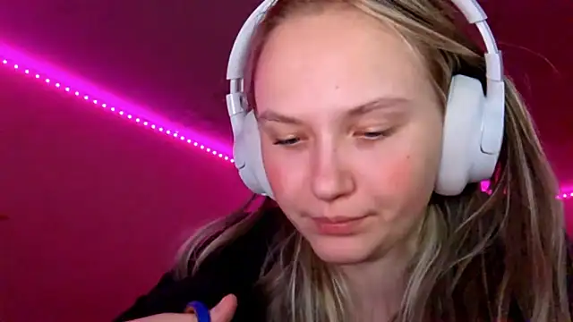 Snapshot of KarinRobertson chatting on 12-20-25, 05:20 KarinRobertson online show from 12-20-25, 05:20