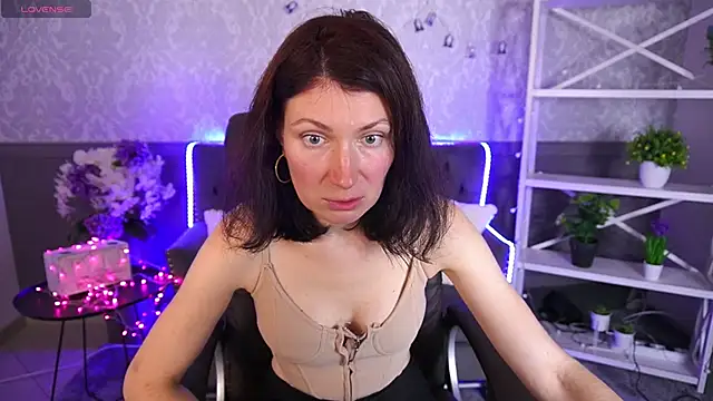 Snapshot of AmiraGoldd chatting on 11-05-25, 08:14 AmiraGoldd online show from 11-05-25, 08:14