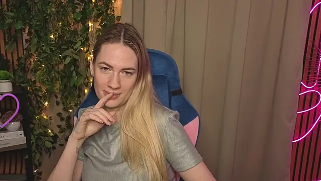 Snapshot of TonyaReid chatting on 12-13-25, 07:53 TonyaReid online show from 12-13-25, 07:53