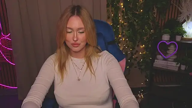 Snapshot of VickieHubbard chatting on 12-18-25, 10:21 VickieHubbard online show from 12-18-25, 10:21