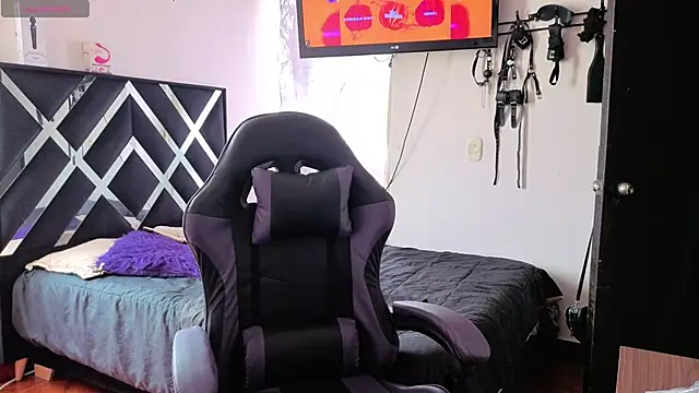 Zooee 01 online show from 12-04-25, 04:05