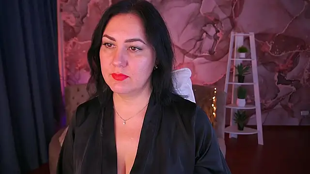 Snapshot of VelvetLuck chatting on 11-18-25, 02:43 VelvetLuck online show from 11-18-25, 02:43