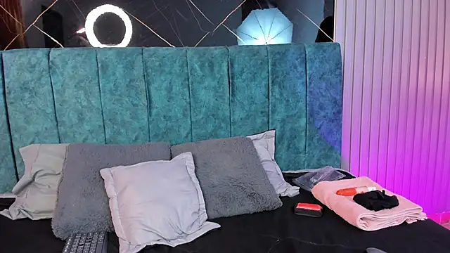 Bella Riverss online show from 11-22-25, 03:33