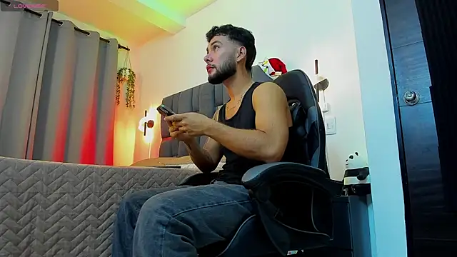 Snapshot of noah_corvelle chatting on 12-23-25, 01:58 noah corvelle online show from 12-23-25, 01:58